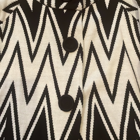 Very gently worn sweater jacket - Picture 3 of 5